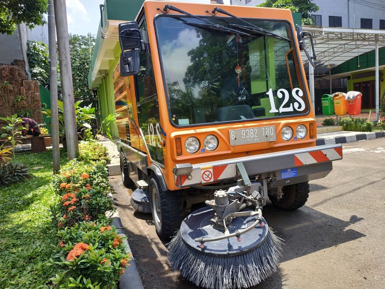 Truk pembersih jalan. Foto: Ridwan Arifin Truk pembersih jalan. Foto: Ridwan Arifin