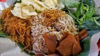 Nasi putih diaduk dengan gerusan kacang dan serundeng. Dilengkapi aneka lauk, sedap dimakan hangat. Foto : Instagram @storeatteller