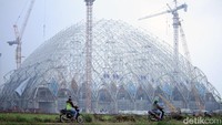 Rangka bangunan masjid ini membentuk kubah dengan ukuran raksasa.