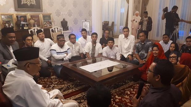 Relawan milenial bertemu dengan Ma'ruf Amin di rumah situbondo