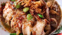 Bikin laper! Lihat saja nih betapa nikmat dan pedasnya cumi ukuran super besar yang dimasak dengan bumbu oseng pedas. Foto: Instagram@wowculinary