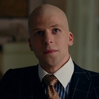 Pemeran Lex Luthor di Batman v Superman belum menonton film yang sempat ramai diperbincangkan itu. Aku belum pernah menontonnya. Aku tidak menonton film-film yang aku bintangi, ucapnya. Foto: istimewa