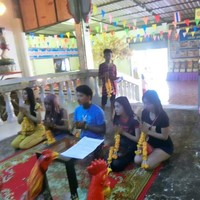 “Seperti kebanyakan wanita, saya tidak tahu harus berbuat apa. Kemudian ketika suami saya mengajukan pertanyaan untuk menikah lagi, saya harus ambil sisi positifnya,” tulis Waraphon di Facebooknya. Foto: Dok. Facebook/Waraphon Pruksawan