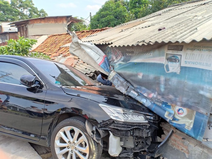 Tabrak 3 Orang: Kecelakaan Mobil Sedan