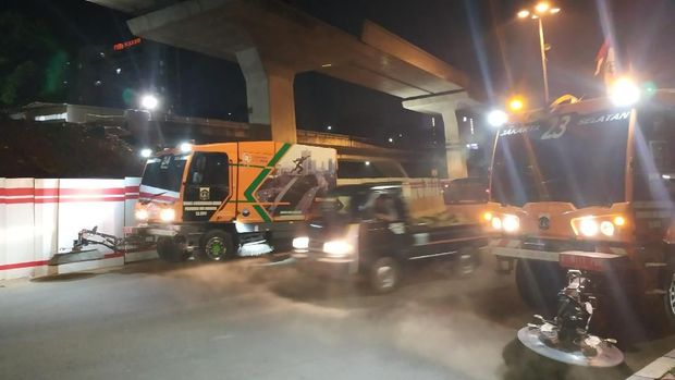 Truk penyapu jalan siap beraksi bersihkan jalanan Jakarta