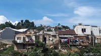 Sejumlah wilayah di Kota Bogor, Jawa Barat, porak poranda usai diterjang puting beliung pada Kamis (6/12) sore. 