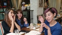 Resto Italia jadi pilihan santai Tsamara. Sebelum memesan makanan, ia asyik berpose dengan gaya lucu. Ada Riyani Djangkaru juga yang jadi teman makannya.  Foto: Instagram @tsamaradki