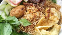 Lauk yang paling standar, bihun goreng, telor dadar, perkedel, irisan mentimun dan kemangi. Foto : Instagram @yunitaanwar