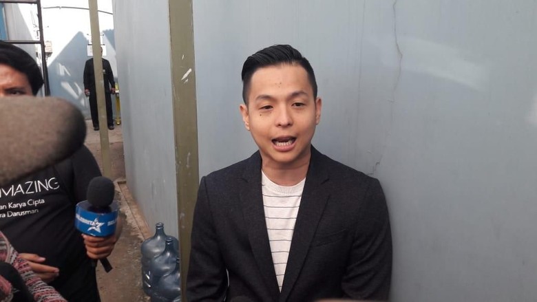 Banyak Saingan, Ernest Prakasa Harap Milly & Mamet Tembus 2 Juta Penonton Banyak Saingan, Ernest Prakasa Harap Milly & Mamet Tembus 2 Juta Penonton