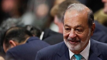 Mengawali daftar, ada Carlos Slim Helu dari Meksiko. Dia menghasilkan USD 24,3 miliar atau sekitar Rp 407 triliun. Dia bekerja di industri telekomunikasi. Kekayaan bersihnya USD 101,6 miliar, setara Rp 1.703 triliun). Foto: Getty Images