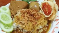 Ada versi yang kering tetapi ada juga versi basah yang disiram kuah semur. Mantap. Foto : Instagram @ipink_nicole