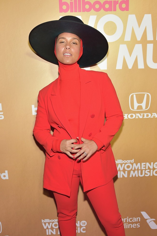 Alicia Keys menawarkan penampilan berbeda. Setelan serba merah menjadi pilihan yang membuat karakternya kian terpancar. Uniknya, Alicia memakai penutup kepala mirip kerudung sebelum topi besarnya. Foto: Dok. Getty Images