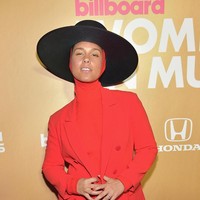Alicia Keys menawarkan penampilan berbeda. Setelan serba merah menjadi pilihan yang membuat karakternya kian terpancar. Uniknya, Alicia memakai penutup kepala mirip kerudung sebelum topi besarnya. Foto: Dok. Getty Images