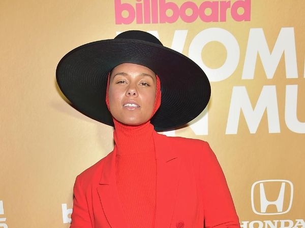 Gaya Seleb di Red Carpet Billboard: Alicia Keys Berkerudung Hingga Dua Lipa