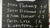 Berbagai macam makanan khas Indonesia disajikan di warung tersebut, mulai dari nasi padang, soto betawi, bakso, ayam penyet, pecel lele, ketoprak, siomay, pempek, indomie serta makanan Indonesia lainnya. Nova Wahyudi/Antara Foto.
