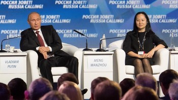 Meng Wanzhou dan Presiden Rusia Vladimir Putin di atas panggung acara Russia Calling! di Moskow pada tahun 2014. (Foto: REUTERS/Alexander Bibik)