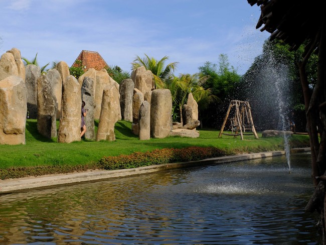 Tidak boleh dilewatkan Standing Rocks yang berada di dekat danau kecil berair mancur. Bentuknya mengingatkan pada situs  bersejarah Standing Stone di Wiltshire, Inggris.   Foto: Daniel Ngantung/Wolipop