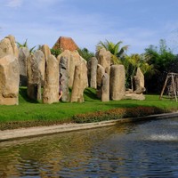 Tidak boleh dilewatkan Standing Rocks yang berada di dekat danau kecil berair mancur. Bentuknya mengingatkan pada situs  bersejarah Standing Stone di Wiltshire, Inggris.   Foto: Daniel Ngantung/Wolipop