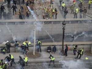 Polisi Semprot Gas Air Mata ke Demonstran di Paris