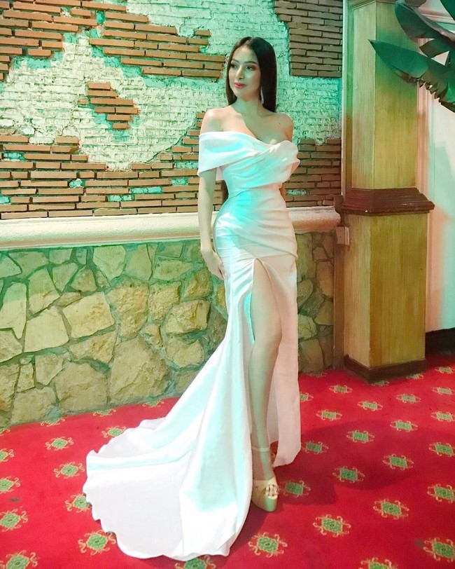 Saat terpilih sebagai salah satu wanita terseksi pilihan FHM, Sunshine Guimary mengaku kaget. Karena menurutnya ada banyak wanita di Cebu. Filipina, yang lebih cantik dan seksi darinya. Foto: dok. Instagram