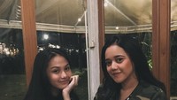 Menyempatkan bertemu sahabat, Aisyah pilih makan bersama. Foto sebelum makan pun jadi agenda wajib! Foto: Instagram aisyahaqillah