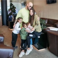 Wanita berusia 30 tahun ini pun mengungkapkan di Instagram bahwa ia rajin berolahraga meskipun tengah berlibur. Oxana dan keluarganya bahkan selalu menyempatkan untuk mendaki gunung dan berjalan jauh. Foto: Dok. Instagram Oxana Samoylova