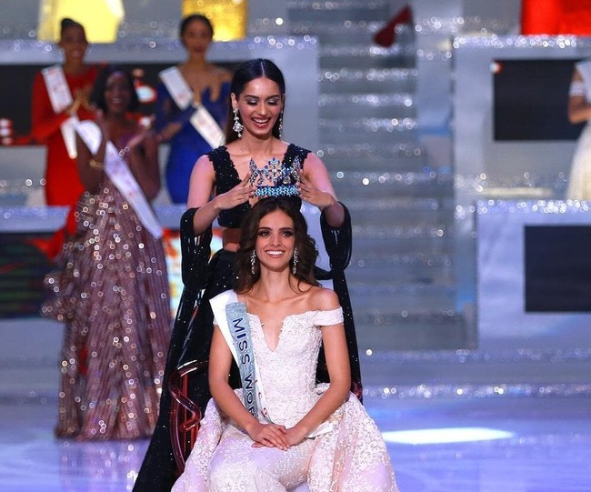 Vanessa Ponce menggantikan Miss World 2017 Manushi Chhillar dari India. Manushi pun menyerahkan mahkotanya kepada Vanessa dalam grandfinal Miss World 2018.Foto: Dok. Instagram Vanessa Ponce de Leon