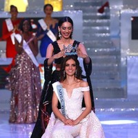 Vanessa Ponce menggantikan Miss World 2017 Manushi Chhillar dari India. Manushi pun menyerahkan mahkotanya kepada Vanessa dalam grandfinal Miss World 2018.Foto: Dok. Instagram Vanessa Ponce de Leon