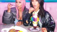 Kourtney sendiri memiliki hubungan yang akrab dengan sang adik, Kim Kardashian. Saat berlibur ke Jepang, mereka sempat mampir ke restoran bertema Unicorn dan memesan pasta hingga milkshake warna-warni di sana. Foto: Instagram @kourtneykardash