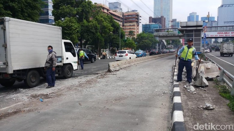 Bus Biru yang Tabrak Separator Busway di Gatot Subroto Dievakuasi Bus Biru yang Tabrak Separator Busway di Gatot Subroto Dievakuasi