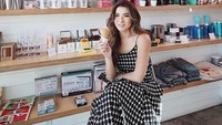 Sepertinya wanita berkulit putih ini doyan es krim, ya. Tak sekadar menikmati es krim, Anaz berpose dulu di gerai es krim instagramable. (Foto: Instagram anazsiantar)