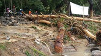 Material kayu yang terbawa banjir.