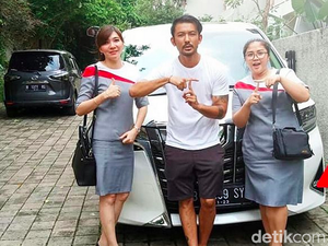 Semringahnya Rio Dewanto Bawa Alphard Baru