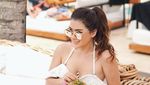 Gaya Keren Selebgram Anaz Siantar Ngemil Es Krim dan Minum Es Kopi