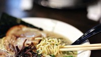Kata Anaz, ramen buatan Orenchi Ramen ini lebih enak dari ramen Ichiran di Jepang. Duh... kaldunya pasti gurih-kental ya! (Foto: Instagram anazsiantar)