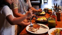 Tara juga sering membagikan foto anaknya saat makan. Seperti foto manis ini. Snow makan berdua dengan sang ayah. Foto: instagram @mamaofsnow