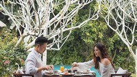 Bersama suaminya, Anaz menikmati sarapan istimewa di sebuah vila keren di Ubud, Bali. Tampak cangkir kopi dan segelas jus jeruk di atas meja. (Foto: Instagram anazsiantar)