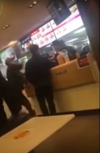 Pesanan Lama Datang, Pria Ini Lempar Makanan ke Wajah Pelayan Restoran