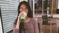 “Chill vibes,” tulis dara berusia 15 tahun ini. Segelas green tea latte menemani momen santai Aisyah. Foto: Instagram aisyahaqillah