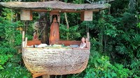 Kali ini, Min Pechaya Wattanamontree mencoba menikmati makanan enak di atas pohon. Ya, Tree Pod Dining ini memang jadi tempat makan yang terkenal unik di Thailand. (Foto: Instagram @minpechaya)