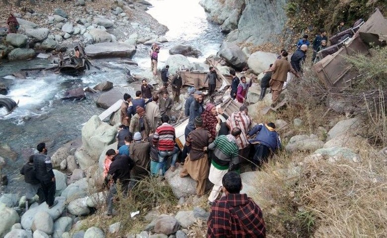 13 Orang Tewas Akibat Bus Masuk Jurang di India