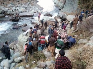 13 Orang Tewas Akibat Bus Masuk Jurang di India