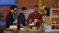 Sukses bermain dalam film ‘Creed’, Michael juga jago buat kue. Dalam salah satu acara talk show, Michael menunjukkan keahliannya membuat kue bersama rekan aktor lainnya. Foto: Istimewa