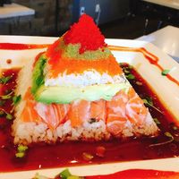 Uniknya! Kini Ada Sushi Bentuk Piramida Bersaus Ponzu