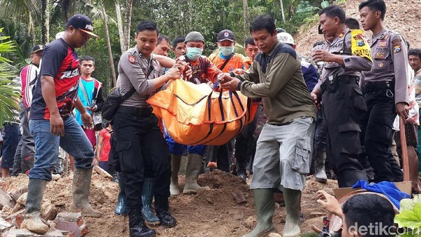 Begini Proses Evakuasi 4 Korban Tewas Longsor Pacitan