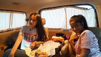 Wah, seru juga nih momen Aisyah makan dalam mobil. Kira-kira kuenya dalam rangka apa ya hihi.Foto: Instagram aisyahaqillah
