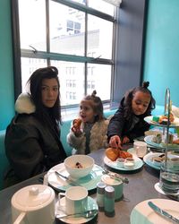 Kourtney Kardashian Ajak Sekolah Anaknya Kurangi Pemakaian Alat Makan Plastik