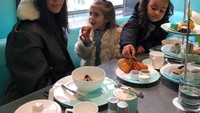 Mampir afternoon tea di Tiffany & Co, Kourtney terlihat asyik bersantai dengan sang putri dan keponakannya. Sambil makan croissant dan teh hangat. Foto: Instagram @kourtneykardash