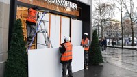Kepolisian juga meminta tempat-tempat usaha di Jalan Champs-Elysees dan kawasan pertokoan lainnya untuk tutup. Mereka juga diperintahkan untuk memindahkan barang-barang dari luar toko, seperti meja dan kursi. (Foto: Alain JOCARD / AFP)