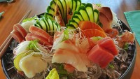 Untuk menjaga tubuhnya tetap langsing, semangkuk salad poke dengan paduan salmon dan tuna jadi makanan kesukaannya. (Foto: Instagram @minpechaya)